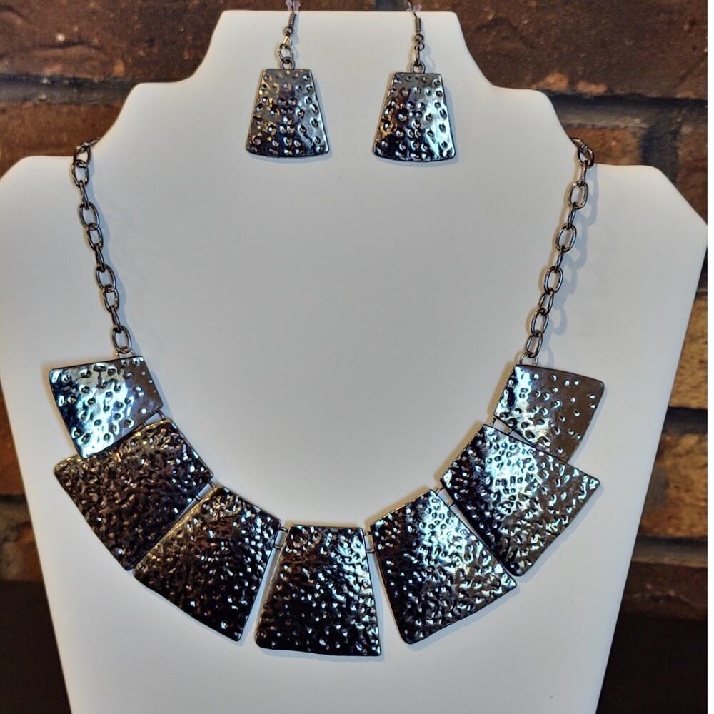 Hammered Silver Tone Metal Bib Necklace & Matching Earrings Set